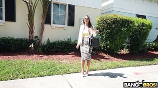 2022-05-18-8916921-the-milf-advocate_720