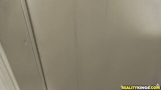 2017-11-26-21596-delivery-service-slut_720