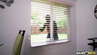 2022-02-01-8899311-burglar-gets-tit-slapped_720