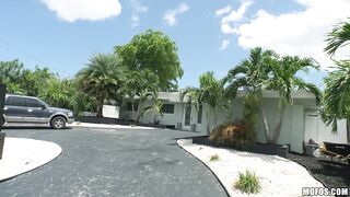 2020-06-29-3027661-cute-student-sucks-cock-in-public_720