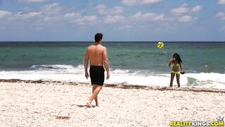 2017-06-02-21531-vienna-black-and-yellow-bikini_720