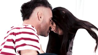 2020-06-18-169368-she-wants-him-eliza-charles-169368-540