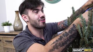 2020-12-19-8862751-macey-gets-holiday-wood_720