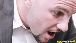 2017-04-21-21085-pussy-in-charge_720