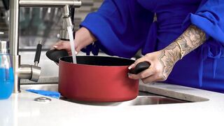 2021-11-30-18174-dakota_burns_and_lolly_dames_720