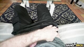 2020-11-19-8863571-shy-maid-with-a-booty_720