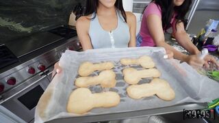 2019-11-20-4405296-topless-baking_720