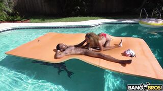 2020-12-10-8862931-stepdaughter-squirts-by-the-pool_720