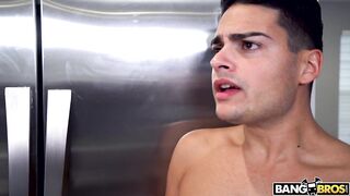 2020-11-27-8863131-cant-resist-stepmoms-tits_720