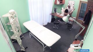 2016-03-11-4085991-petite-brunette-gets-full-treatment_720