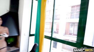 2020-10-29-8864081-spanish-maid-gets-dirty_720