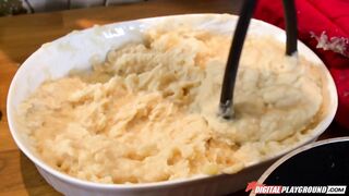 2016-11-24-4192731-stuffing-the-turkey_720