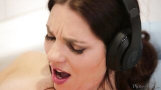 2017-04-10-123441-i-caught-mom-touching-herself-540