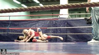 2011-06-24-93079-nudefightclub-backstage-with-dorina-gold-melissa-ria-540