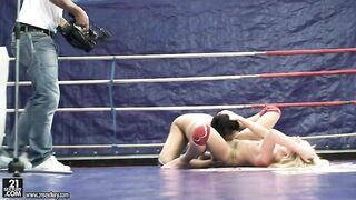 2011-06-24-93079-nudefightclub-backstage-with-dorina-gold-melissa-ria-540