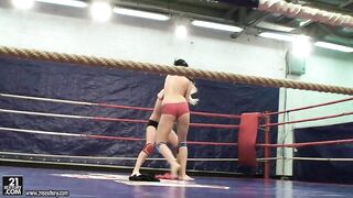 2011-06-24-93079-nudefightclub-backstage-with-dorina-gold-melissa-ria-540