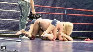 2011-06-24-93079-nudefightclub-backstage-with-dorina-gold-melissa-ria-540