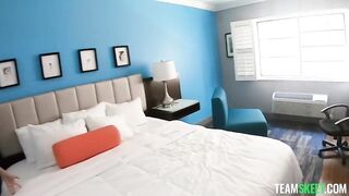 2021-10-25-17880-vanessa_cage_720