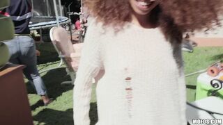 2019-02-21-4349661-getting-lucky-at-the-yard-sale_720