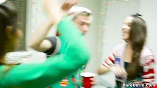 2016-12-30-2953041-holiday-cheer_720