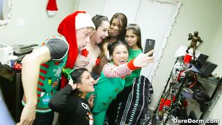 2016-12-30-2953041-holiday-cheer_720