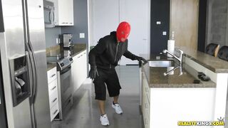 2016-12-02-11085-shower-robber_720