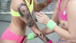 2018-01-29-4225601-pert-petite-gym-girls-facesitting_720