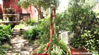 2015-08-10-4186261-peeping-on-alison_720