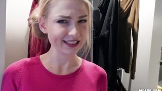 2018-04-28-3034081-blonde-filled-with-customer-service_720