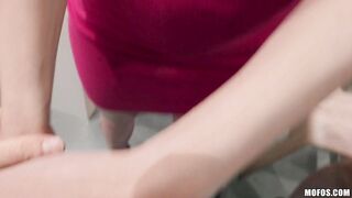 2018-04-28-3034081-blonde-filled-with-customer-service_720