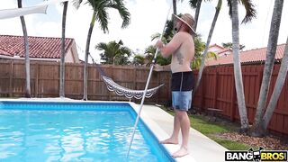 2019-05-04-8933531-alexis-fawx-squirts-on-pool-guy_720