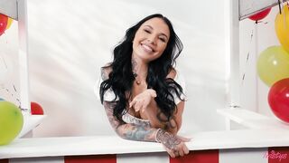 2024-10-12-10454821-kissing-booth-cuties_720