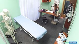 2015-02-13-4086131-sweet-doctor-gives-valentines-flowers-to-hot-patient_720