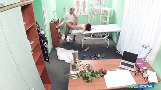 2015-02-13-4086131-sweet-doctor-gives-valentines-flowers-to-hot-patient_720