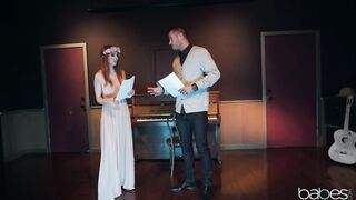 2019-06-18-4358365-all-the-worlds-her-stage_720