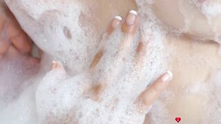 2017-08-06-4231661-asian-and-blonde-girls-share-a-bath_720