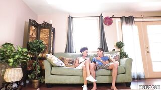 2017-08-05-2982871-facesitting-apology-after-spider-scare_720