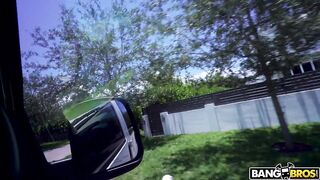 2018-10-03-8957921-getting-her-pussy-stretched-on-the-bus_720