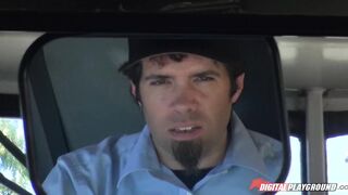 2015-01-14-4187381-the-magic-screw-bus_720