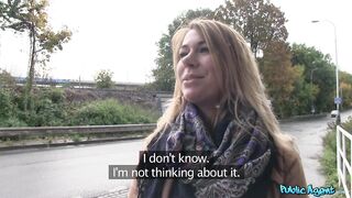 2014-11-18-4070131-blonde-opens-legs-outside-for-cash_720