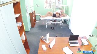 2014-10-23-4084891-nurse-massages-sexy-claustrophobe_720