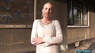 2014-11-07-4069021-blonde-loves-showing-off-on-camera_720