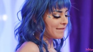 2021-09-11-4475721-her-biggest-fan_720