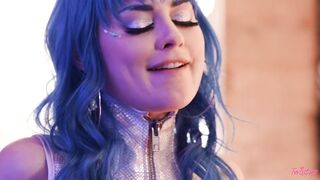 2021-09-11-4475721-her-biggest-fan_720