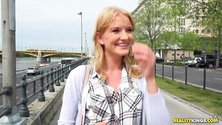 2016-05-26-10745-girl-for-two_720