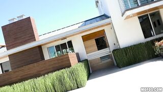 2017-08-11-3028721-twerking-blonde-blows-insurance-guy_720