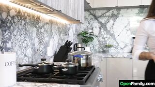 2025-11-30-33522-annielawson_qt