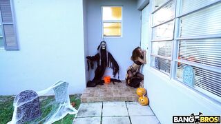 2018-10-26-8955731-naughty-cecilia-gets-the-perfect-treat_720