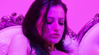 2021-05-01-4445541-totm-aubree-valentine_720