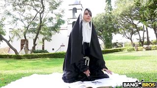 2019-03-31-8931801-dirty-nun-fucks-the-gardener_720